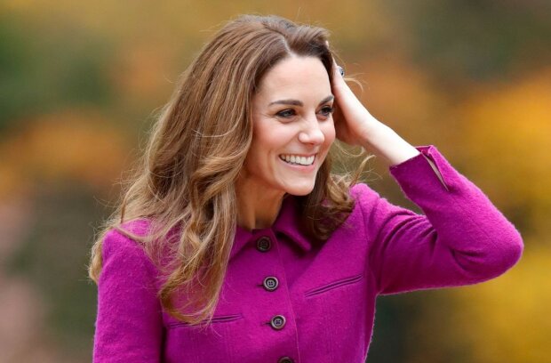 "Kate zastínila slunce": Kate Middleton v šatech kanárkové barvy se objevila na veřejnosti