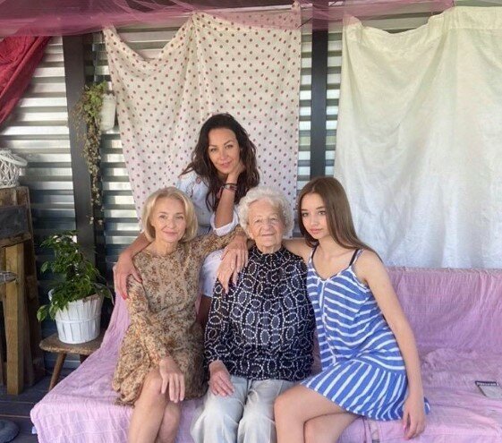 Jak babička Olga stala více populární než Žilkova v den svých narozenin (96): 4 ženy a 3 generace se potkaly společně