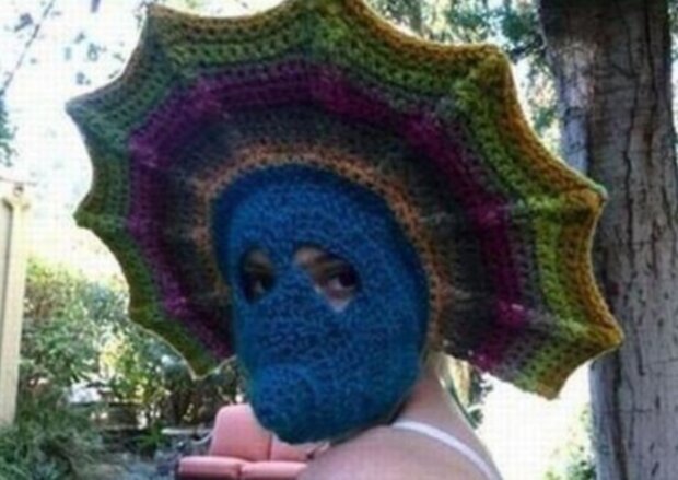 Lidé v podivném oblečení. Foto: snímek obrazovky clutch