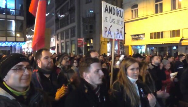 "Vánoce bez Babiše": stovky lidí v krajských městech České republiky provedli demonstrace za rezignaci premiéra