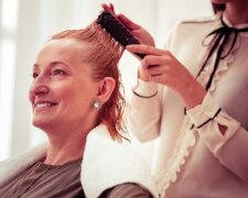 Proč dámy po šedesátce tolik milují krátké účesy