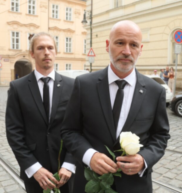 Jan Musil se svým partnerem. Foto: snímek obrazovky extra.cz