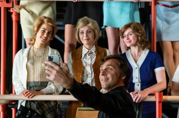 Roman Vojtek v převleku za Gotta udělal selfie s fanynkami. Foto: Snímek obrazovky ahaonline.cz