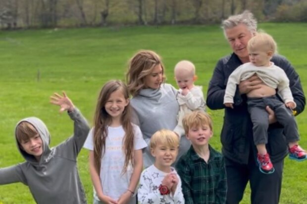 Alec Baldwin s rodinou. Foto: snímek obrazovky Instagram