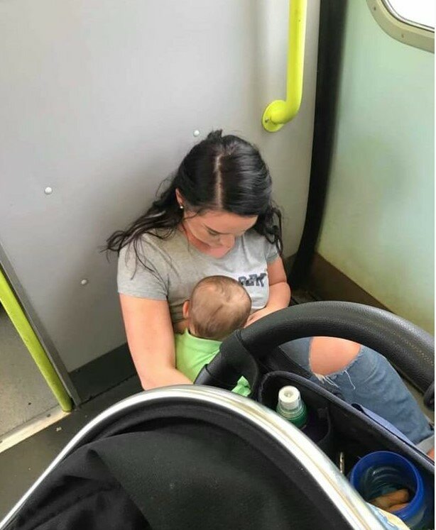 Máma kojila své dítě na podlaze, protože všech 50 lidí ve vlaku jí odmítlo dát místo