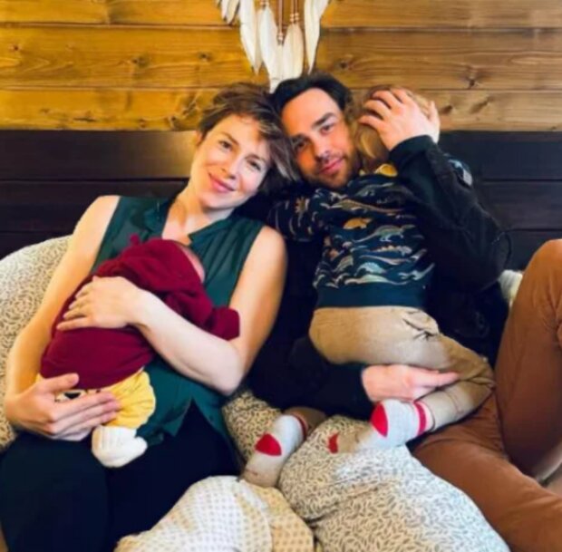 Syn Ondřej s partnerkou Terezou a dětmi. Foto: snímek obrazovky ahaonline.cz