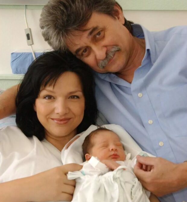 Šárka Rezková se zpěvákem Jiřím Brabcem a Synem Dominikem. Foto: Snímek obrazovky ahaonline.cz