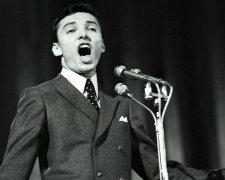 Osm foto perliček Karla Gotta ze zlatých 60. let: Takhle před třicítkou řádil na pódiích