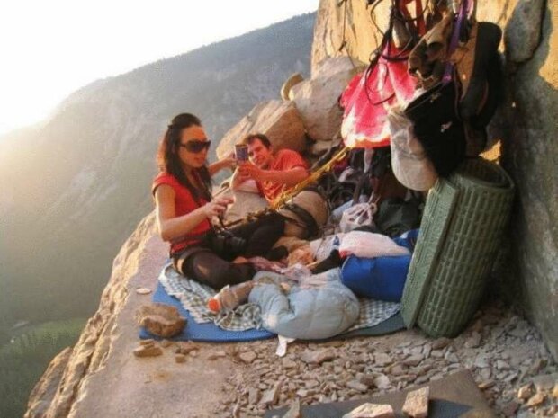 Neuvěřitelné fotografie toho, jak horolezci spí