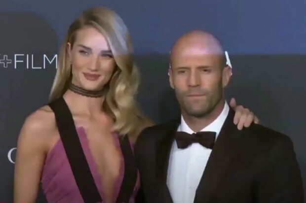 Jason Statham a Rosie Huntington-Whiteley. Foto: snímek obrazovky YouTube