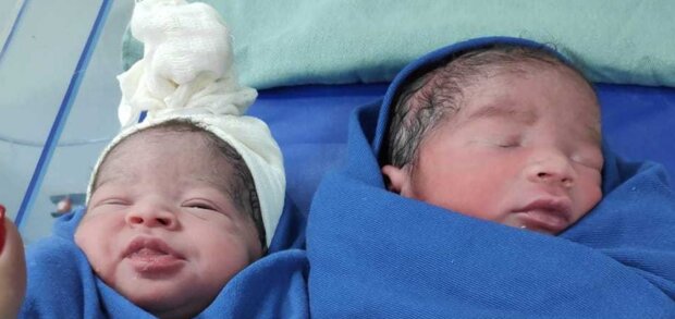 V různých letech se narodila neobvyklá dvojčata: příběh z nemocnice, který obešel celý svět