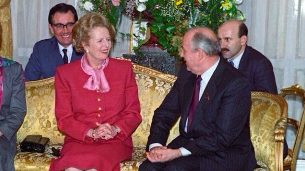Gorbačov, Ronald Reagan a další kostýmy s mužskými jmény v šatníku Margaret Thatcherové