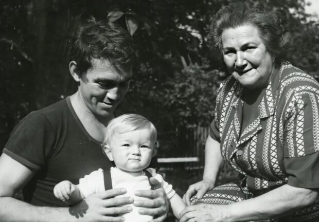 Jiří Krampol se synem Jiříčkem a svou maminkou v roce 1976 . Foto: Snímek obrazovky ahaonline.cz