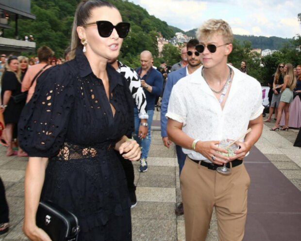 Iva Kubelková s Adamem Mišíkem. Foto: snímek obrazovky super.cz