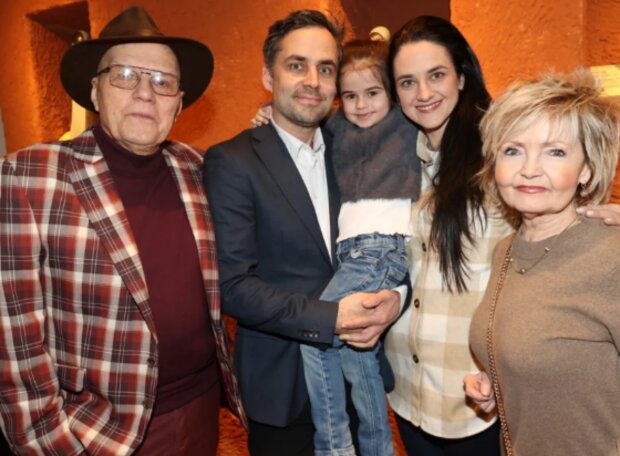 Jan Přeučil s rodinou. Foto: snímek obrazovky blesk.cz