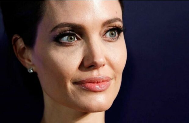 Jako dvě kapky vody: Angelina Jolie zdědila po mamince svou krásu