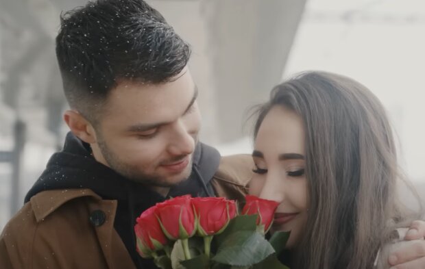 Nepotvrzený vztah a žádost o ruku: Natálie Grossová a Adam Kajumi ukázali klip plný zamilovaných momentů