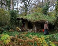 Žena žije osmnáct let sama v lese