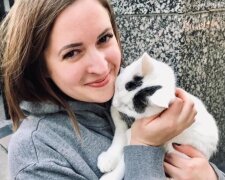 Žena se přátelil s kočkou