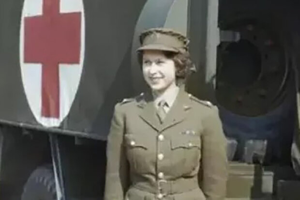 Alžběta II. byla první ženou mezi členy královské rodiny, která sloužila v armádě: Jak královna vypadala ve vojenské uniformě