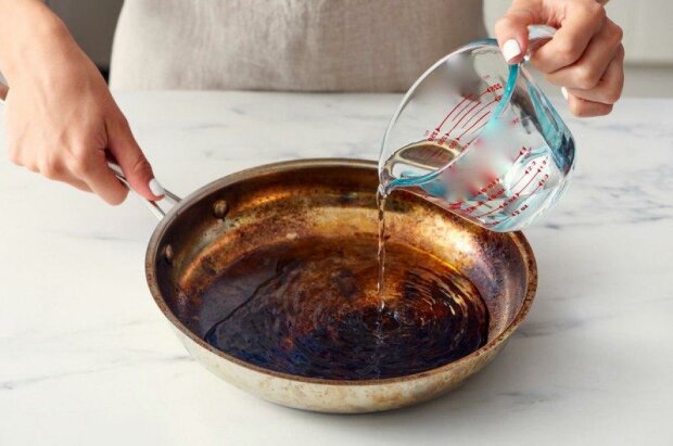 Jak rychle vyčistit starou rzi a mastnotu z nádobí