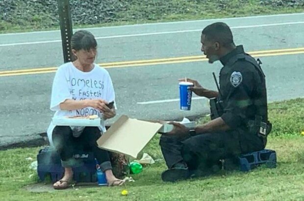 “Policista se s bezdomovkyní rozdělil o svůj oběd”: fotografie, ze kterých vám zvlhnou oči a zahřeje vás u srdíčka