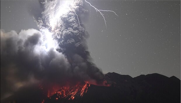 „Srážka přírody“: fotografovi se podařilo zachytit okamžik sopečné erupce během bouře