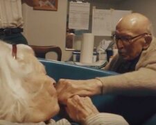 "Drahoušku, miluji tě již celých 80 let": 105letý muž navštěvuje 100letou ženu v nemocnici z velmi důležitého důvodu