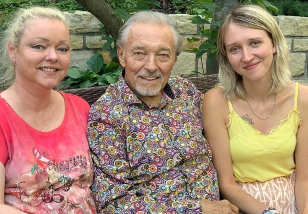 Karel Gott a dcery. Foto: snímek obrazovky stars24.cz