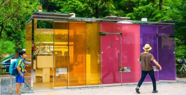 Proč veřejné toalety v ulicích měst Japonska průhledné