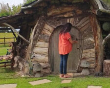 Manželé postavili domek Hobita z odpadků   a pronajímají ho