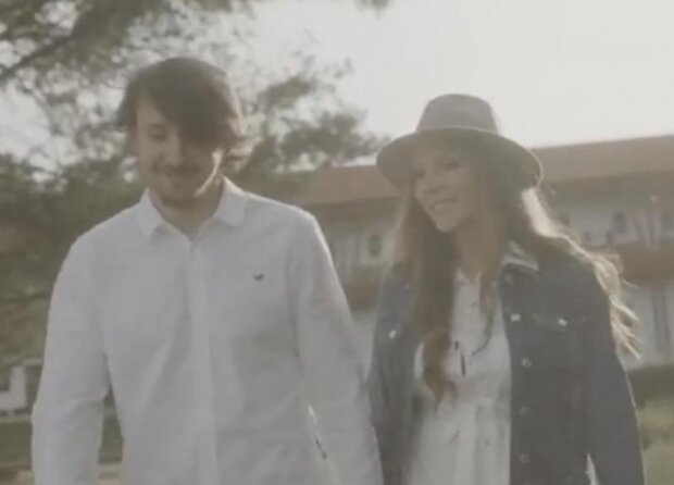 Olga Lounová s partnerem. Foto: snímek obrazovky YouTube