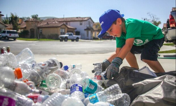 "Láhve skončí v oceánu a zvířata kvůli tomu mizí": devítiletý chlapec sebral pět set tisíc lahví
