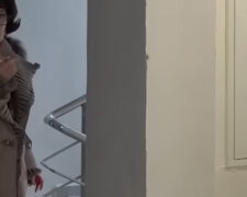 Žena je naštvaná, protože sousedka žádá její tříletou dceru, aby byla "tichá" ve vlastním domě