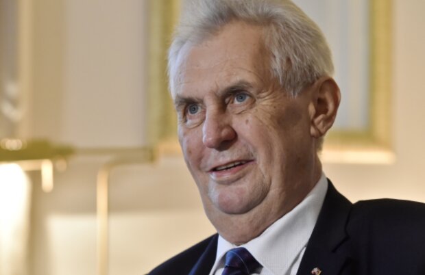 Prezident Miloš Zeman podstoupil očkování proti viru: Hradní mluvčí prozradil, jestli se projevily vedlejší účinky