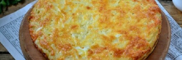 Koláč strouhaných brambor se sýrem a česnekem: jednoduché a velmi chutné