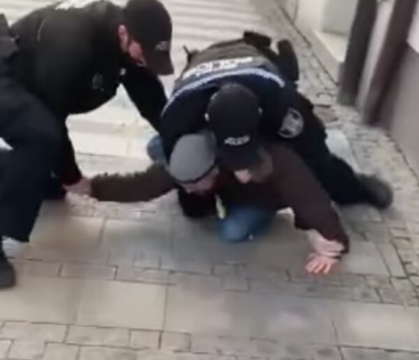 Policie zadržela otce. Foto: snímek obrazovky blesk.cz