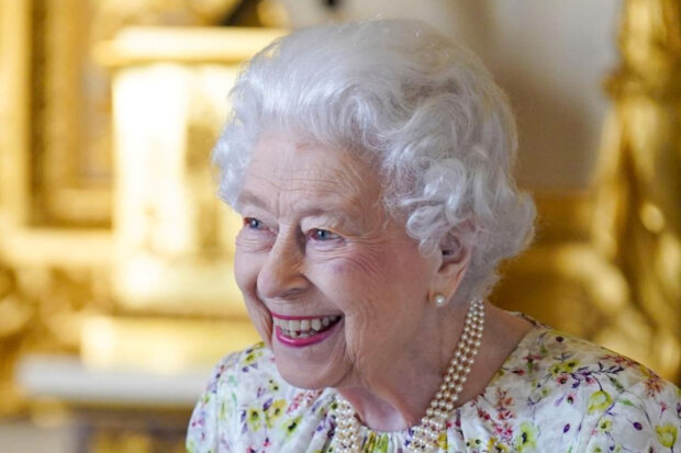 Královna Alžběta II. se stala panenkou Barbie: Nová sběratelská panenka vyšla před platinovým výročím na trůnu