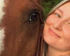 Bailey žije na ostrově, kde nejsou žádná auta, a lidé se pohybují na koních