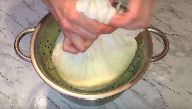 Jak za dvacet minut udělat z tvarohu aromatický smetanový sýr, který je jemnější než ze supermarketu