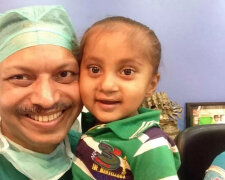 "Narodil jsem se do rodiny s nízkými příjmy": Jak chirurg s obrovským srdcem zachránil 37 tisíc dětí