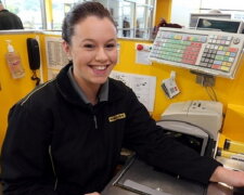 Pokladní doufala, že se o jejím dobrém skutku nikdo nedozví, ale brzy si o sobě přečetla noviny