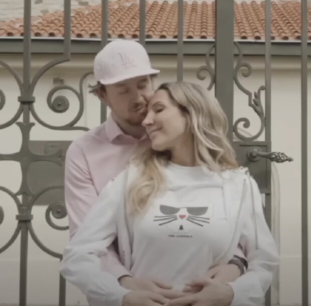 Olga Lounová s partnerem. Foto: snímek obrazovky YouTube