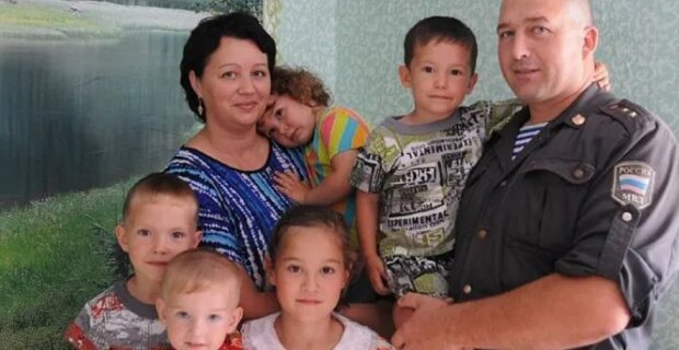 Nejprve zachránil a potom adoptoval malé děti: hrdinský policista nemohl nechat děti napospas osudu
