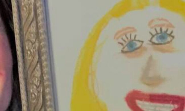 Máma se namalovala jako v portrétu malované její dcerou a uživatelé smáli se, až se za břicho popadali, když viděli toto mistrovské dílo