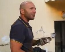 Italský hasič neudržel emoce, když zachránil kotě