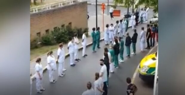 Mrazivé přivítání: tichý protest personálu nemocnice proti premiérovi