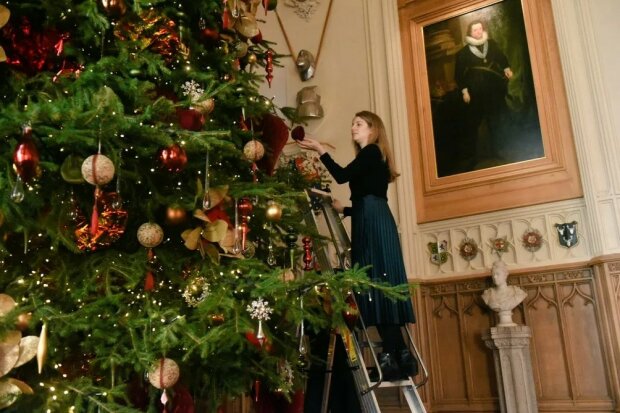 Oblíbený hrad královny Alžběty II. je již vánočně vyzdoben: Kdy mohou návštěvníci navštívit Crimson Lounge