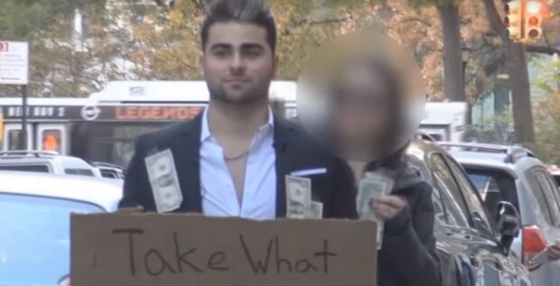 Experiment: chlap připevnil na sako spoustu dolarů a vyzval kolemjdoucí, aby si vzali tolik, kolik potřebují