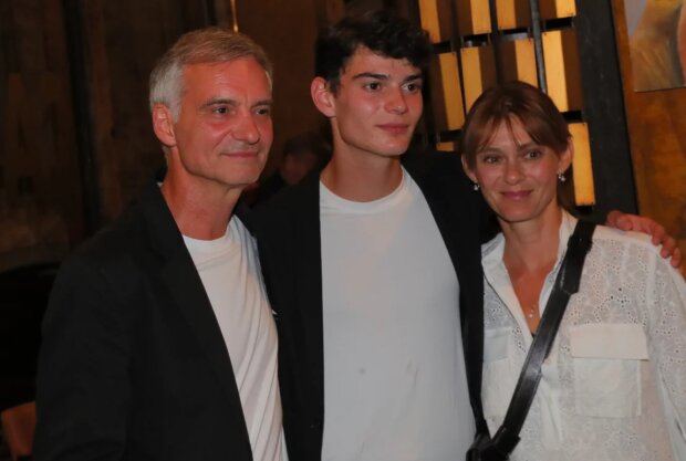 Ivan Trojan, Klára Pollertová Trojanová a syn Josef. Foto: Snímek obrazovky ahaonline.cz